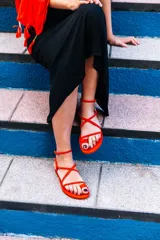 Sandalias planas color naranja de tiras finas, con suela plana y puntera descubierta.