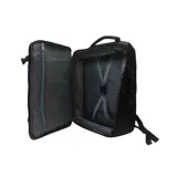 Mochila marrón de diseño rectangular con paneles geométricos pespunteados en el frente. Incluye varios compartimentos con cierre de cremallera metálica, asa de mano superior y correas acolchadas regulables.