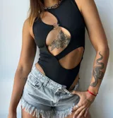 Body negro con cuello halter y aberturas en el pecho y abdomen.