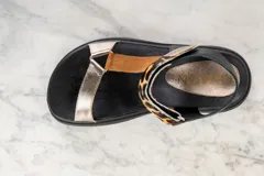 Sandalias de cuero con plataforma, color negro, con tiras de cuero color suela y dorado. Tira trasera de cuero negro con hebilla y tira delantera con estampado animal print.