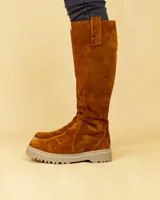 Bota alta color marrón óxido, de cuero gamuzado, con caña recta y suela track color beige.