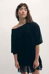 Remerón blanco de cuello bote con encaje integrado y bordado del monograma de la marca a tono. De calce holgado, confeccionado en malla fina compactada y prelavada.