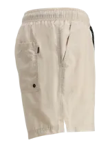 Short de baño color beige, con cintura elástica, cordón ajustable, bolsillos laterales y trasero.