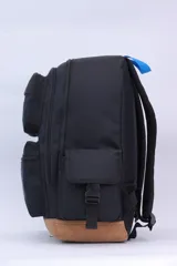 Mochila Discovery de color negro con base reforzada en tono camel. Posee un compartimento principal, dos bolsillos frontales con cremallera y bolsillos laterales con solapa. Presenta detalles en color azul en el asa y cierres, junto con el logo de la marca en el frente.