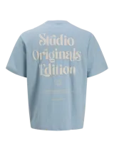 Camiseta celeste de manga corta y cuello redondo con estampado en el frente que dice 'Studio Originals Edition'.