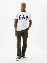 Remera blanca de algodón con logo GAP estampado en azul marino en el frente.