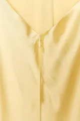 Vestido midi amarillo de satén con escote en V, tirantes finos ajustables y espalda con tiras cruzadas.