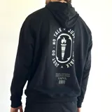 Canguro negro con capucha, cordón ajustable y bolsillo tipo canguro. Estampado en la espalda con una antorcha y la frase "Just Do - No Talk".