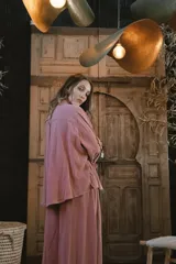 Camisa blanca de lino con bordados dorados de árboles, corte recto, cuello camisero y mangas largas con puños abotonados.