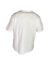Remera color arena de manga corta con tres flores estampadas en el pecho.