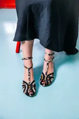 Sandalias tipo cangrejeras con estampado animal print y detalles en ante.