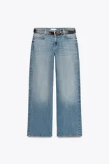 Pantalón de jean celeste de corte recto, tiro medio y cinco bolsillos. Incluye cinturón negro con hebilla plateada.