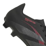 Championes de fútbol Adidas Predator Club, color negro con detalles en rojo y gris.