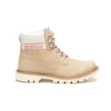Bota Caterpillar Colorado 2.0 color beige con cordones rosas, cuello acolchado blanco y logo de la marca en rosa. Fabricada con capellada de cuero nobuck, forro interno de nylon en malla y suela de goma duradera.