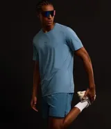 Remera deportiva celeste con cuello redondo, mangas cortas, estampa localizada y espalda con perforaciones para mayor respirabilidad. Confeccionada con tecnología Dry.