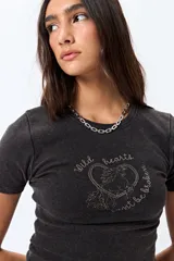 Remera gris con estampa de caballo dentro de un corazón de soga, con texto "Wild hearts can't be broken".