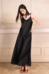 Vestido largo negro de breteles finos y escote en V.