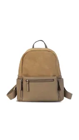 Mochila color tostado combinada con nobuck, bolsillo amplio adelante con broche y cierre, bolsillos en los costados, asas regulables y bolsillos internos cómodos.