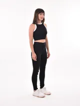 Pantalón de jean negro, corte skinny y tiro alto.
