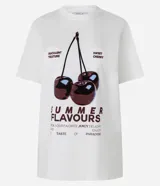 Remera de algodón color blanco, de corte recto, con cuello redondo y mangas cortas. Estampa frontal con cerezas y texto "Summer Flavours".
