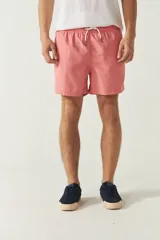 Short de baño liso para hombre con cintura elástica y cordón, incluye dos bolsillos laterales y uno trasero.