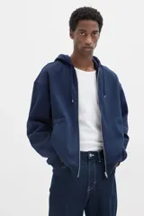 Campera con capucha azul marino, con cierre frontal, bolsillos laterales y puños y cintura acanalados.