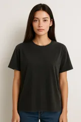 Remera negra de algodón, manga corta, corte holgado y cuello redondo.