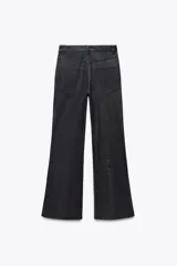 Pantalón de jean negro de tiro alto con trabillas en la cintura, corte bootcut y cinco bolsillos.