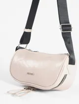 Riñonera cilíndrica de cuero vegano color borgoña, con dos compartimentos separados con cierres plateados. Posee una correa ajustable de tela negra y tiradores de cuero en las cremalleras.