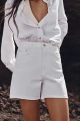 Shorts de jean de tiro alto, color celeste desgastado, con corte Mom Fit y cinco bolsillos.