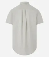 Camisa de hombre de manga corta color arena, confeccionada en lino y algodón. Tiene cuello camisero, corte clásico, cierre frontal con botones, un bolsillo en el pecho y ruedo recto.