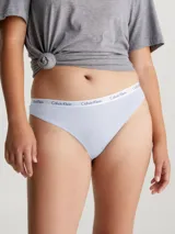 Bombacha clásica color celeste con cintilla elástica con logo de Calvin Klein, confeccionada en mezcla de algodón y elastano.