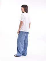 Remera gris de corte recto y mangas cortas.