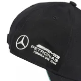 Gorra Adidas blanca con logo de Mercedes Benz bordado en el frente y logo de Adidas bordado en la visera.