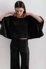 Blusa negra de lino con mangas anchas y corte crop.