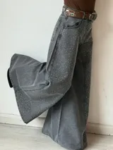 Pantalón de jean gris de corte ancho con apliques de strass blancos.