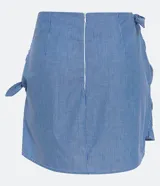 Falda corta de tricolina a rayas azules y blancas, con cierre de cremallera y lazos laterales.