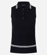 Top de punto sin mangas color negro, ajustado al cuerpo, con cuello polo que presenta ribetes blancos contrastantes. Tiene un cierre frontal de tres botones y un ribete blanco en el ruedo inferior.