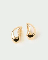 Aros tipo argolla gruesa, de metal dorado con diseño irregular.