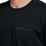 Remera negra de algodón orgánico, manga corta y bolsillo en el pecho.