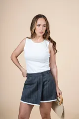 Short pollera gris oscuro a rayas con diseño cruzado y detalle en la cintura.