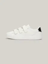 Zapatillas blancas de cuero con puntera redonda, suela cupsole y cierre con tres tiras de velcro.