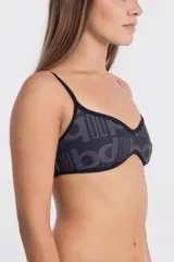 Top de bikini negro con estampado de letras en tono gris oscuro. Diseño de copa con escote pronunciado y tirantes finos ajustables.
