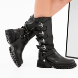 Bota alta de cuero vacuno color negro, con suela de goma artesanal, cierre interno YKK, hebillas ajustables y estribo desmontable.