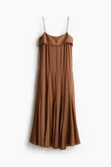 Vestido tobillero color marrón de gasa con breteles spaghetti y escote recto con panel suelto.