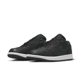 Zapatillas Air Jordan 1 Low SE de cuero negro con detalles texturizados en el talón y el logo. Suela blanca y cordones negros.