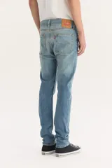 Pantalón de jean celeste, corte skinny, tiro medio y confeccionado con tejido stretch.