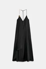 Vestido midi negro de satén con escote en pico, tirantes finos y aplique dorado con cadena en el hombro.