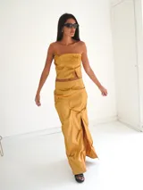 Falda larga negra de satén con frunces y tajo lateral.