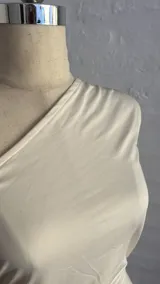 Minivestido blanco de fiesta, con un solo hombro y drapeado lateral.